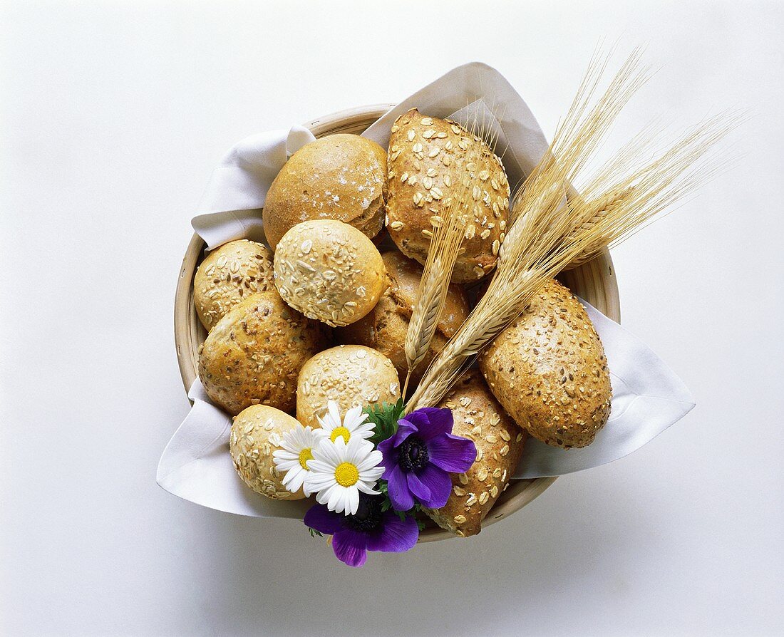 Mehrere verschiedene Vollkornbrötchen in Tonschale