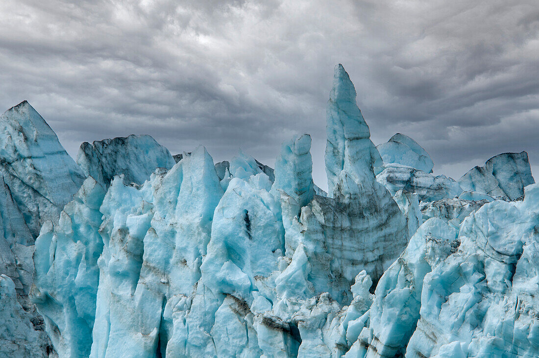 Zerklüftetes Eis an der Wand des Margerie Glacier macht es unmöglich, dieses Gelände zu überqueren.