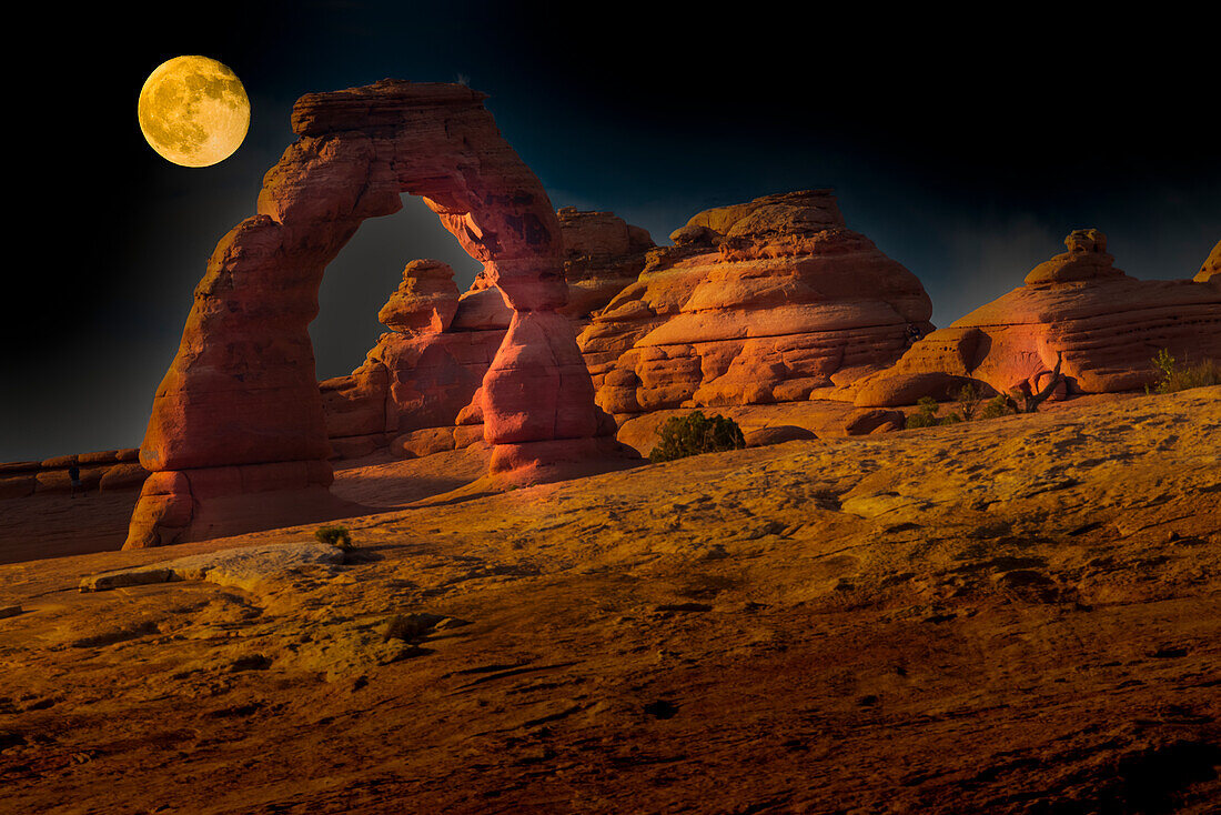 Vollmond über dem Delicate Arch. Arches National Park. Utah, USA.