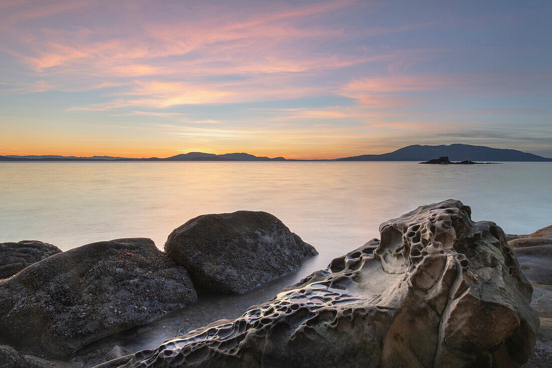 Sonnenuntergang an der Wildcat Cove mit Blick auf die Samish Bay und die San Juan Islands, Larrabee State Park, Washington State