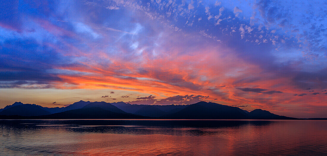 USA, Washington, Seabeck. Sonnenuntergangspanorama mit Blick auf den Hood Canal und die Olympic Mountains.