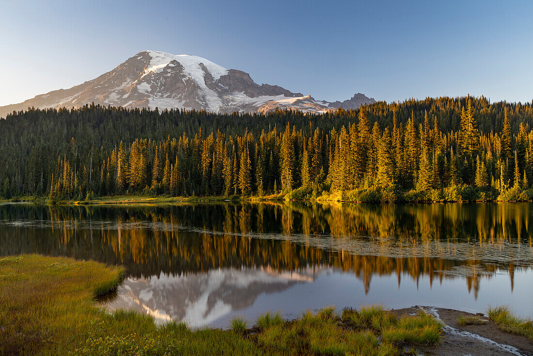 Der treffend benannte Reflection Lake im Mount Rainier National Park, Bundesstaat Washington, USA