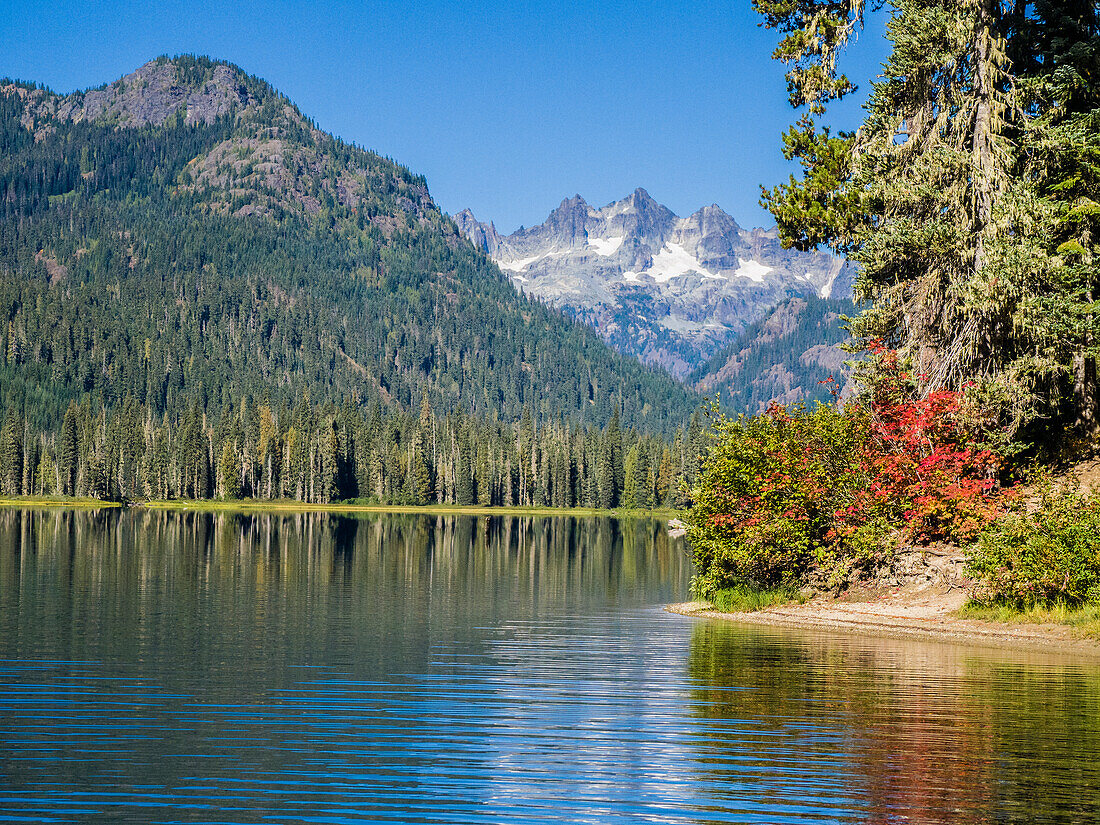 USA, Bundesstaat Washington, Kittitas County. Cooper Lake in den Kaskadenbergen in Zentralwashington.