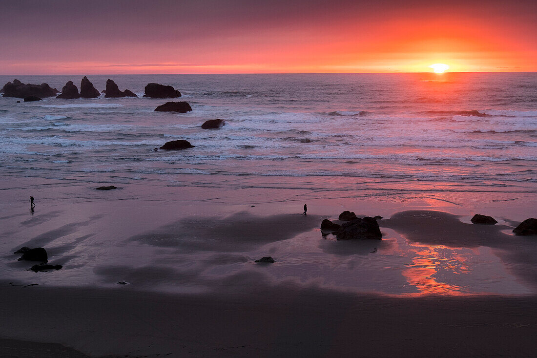 Der Sonnenuntergang beleuchtet den Strand von Bandon in Oregon.