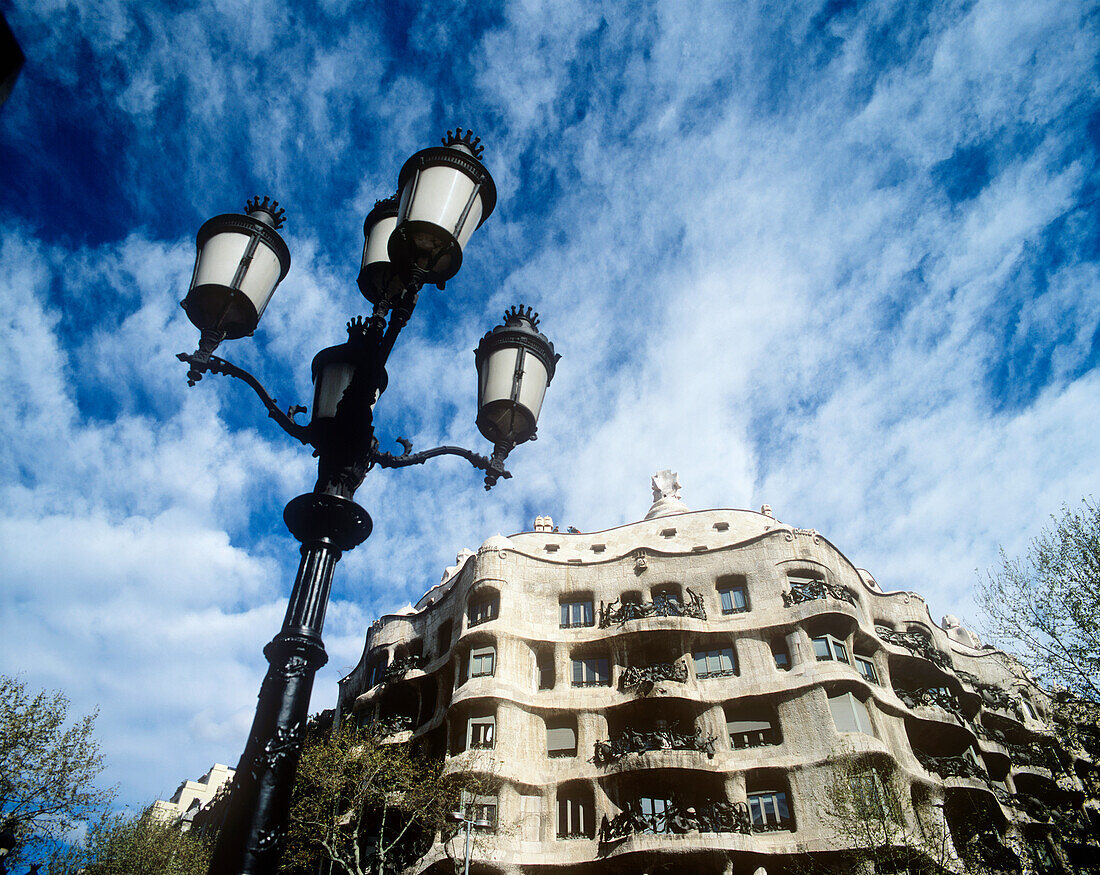 Niedrigwinkelansicht der Casa Mila