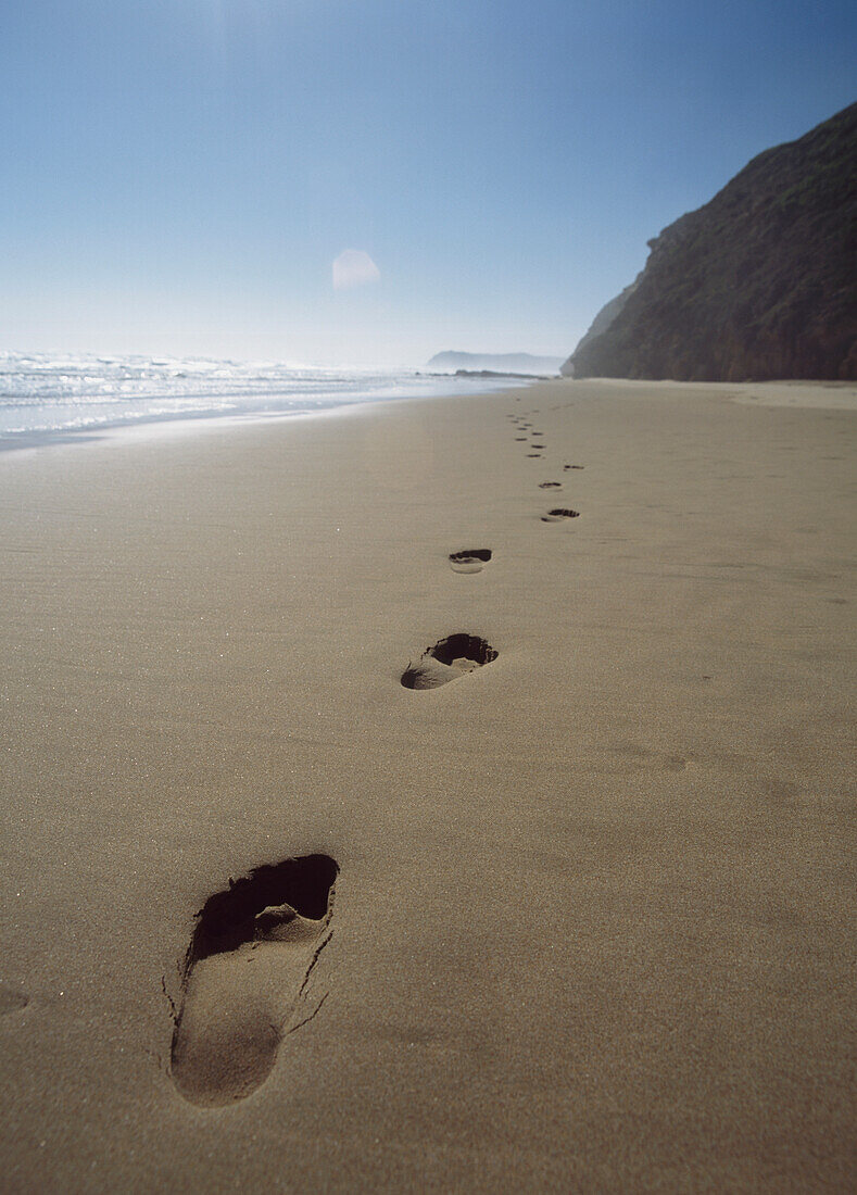 Fußabdrücke am Sandstrand