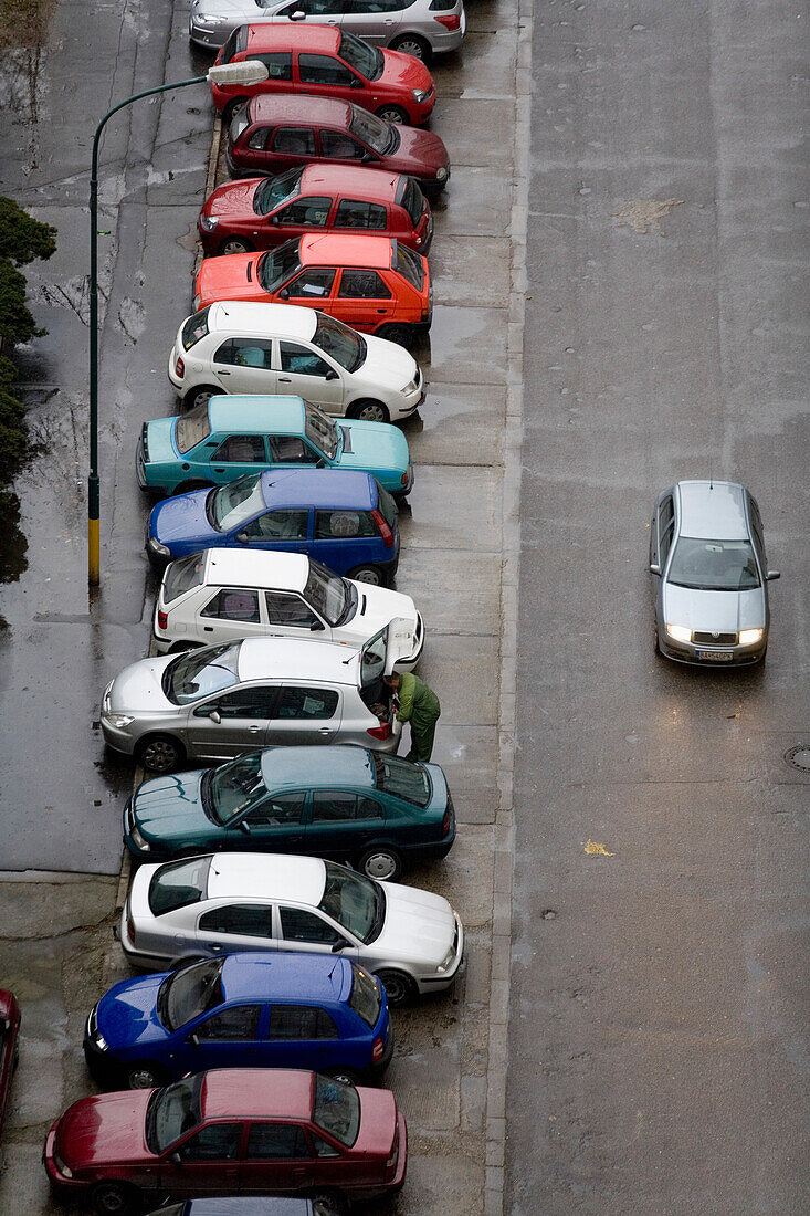 Reihen von Autos auf der Straße in der Petrzalka-Siedlung