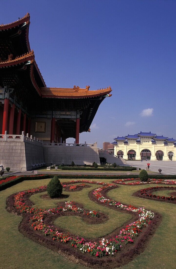 Garten mit Chiang Kai Shek Memorial Hall Tor in der Ferne