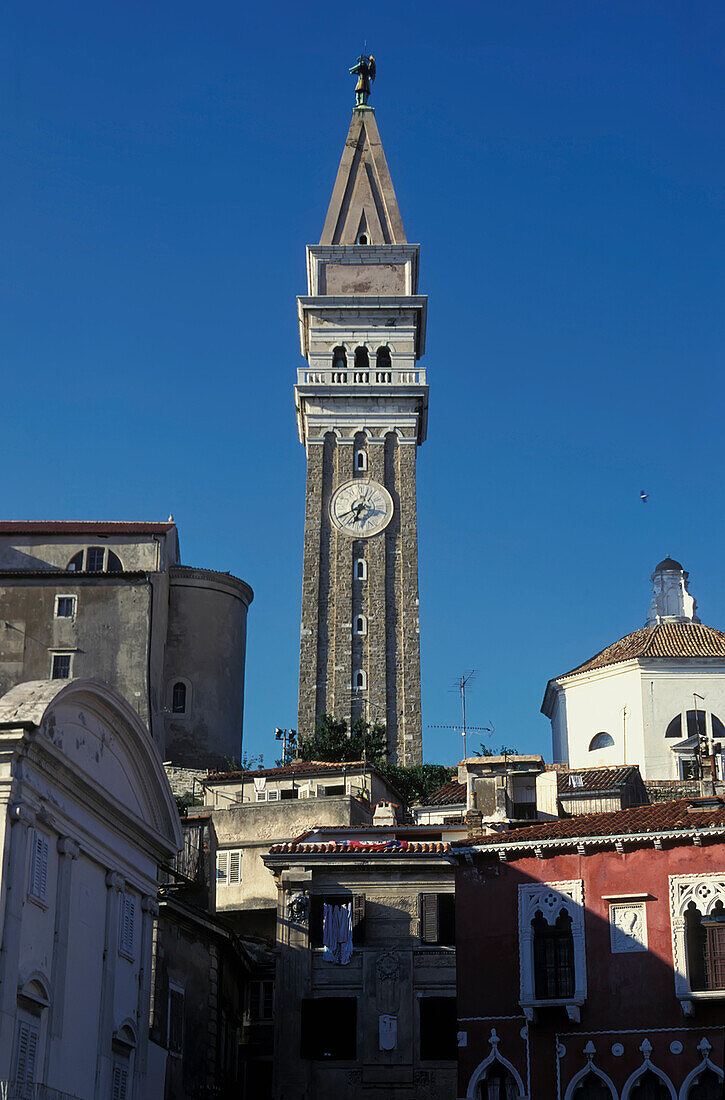 Niedriger Blickwinkel auf den Uhrenturm in der Altstadt