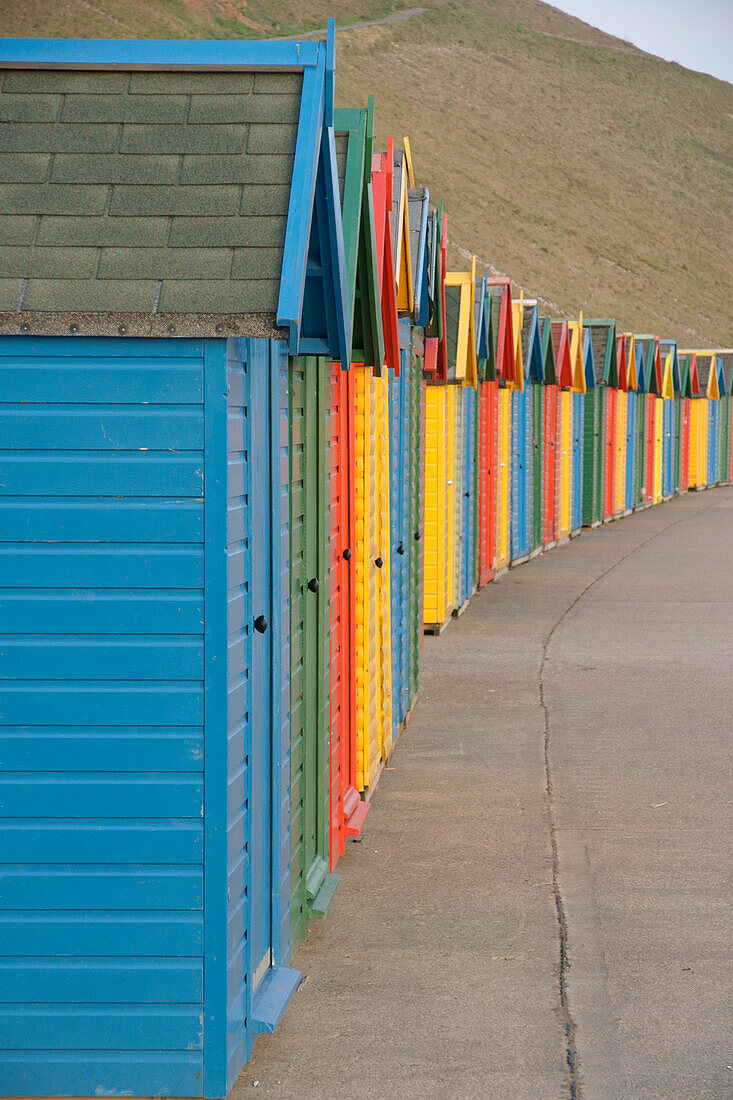 Reihe von bunten Strandhütten