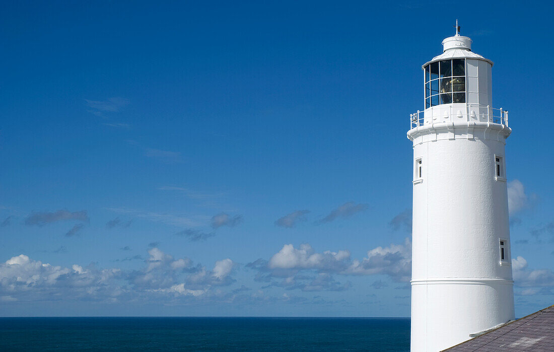 UK, England, Leuchtturm und blauer Himmel; Cornwall