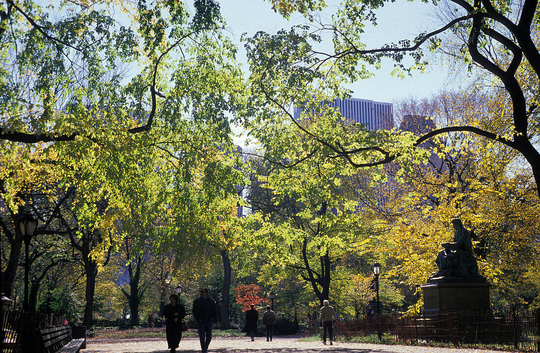 Spaziergänger im Central Park im Herbst