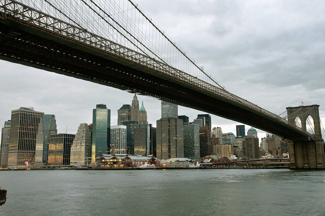 Die Brooklyn Bridge und Lower Manhattan