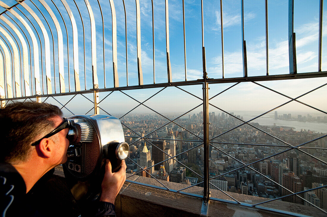Touristen genießen die Aussicht auf Manhattan von der Spitze des Empire State; New York, USA
