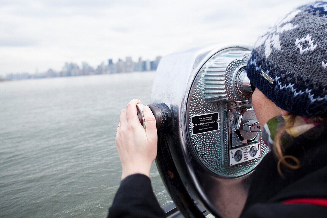 Ferngläser für Besucher von Liberty Island, New York City, New York, Vereinigte Staaten.