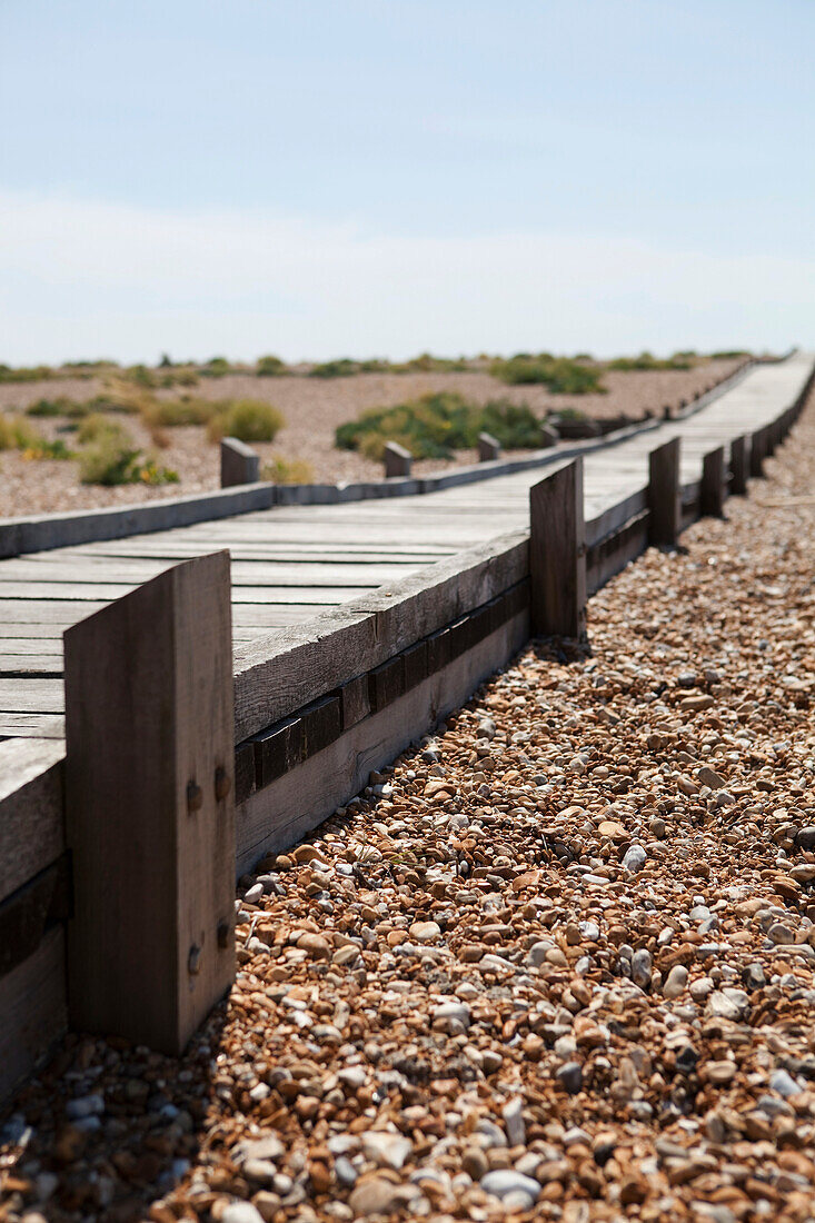 Spazierwege über den Kies in Dungeness, Kent, England