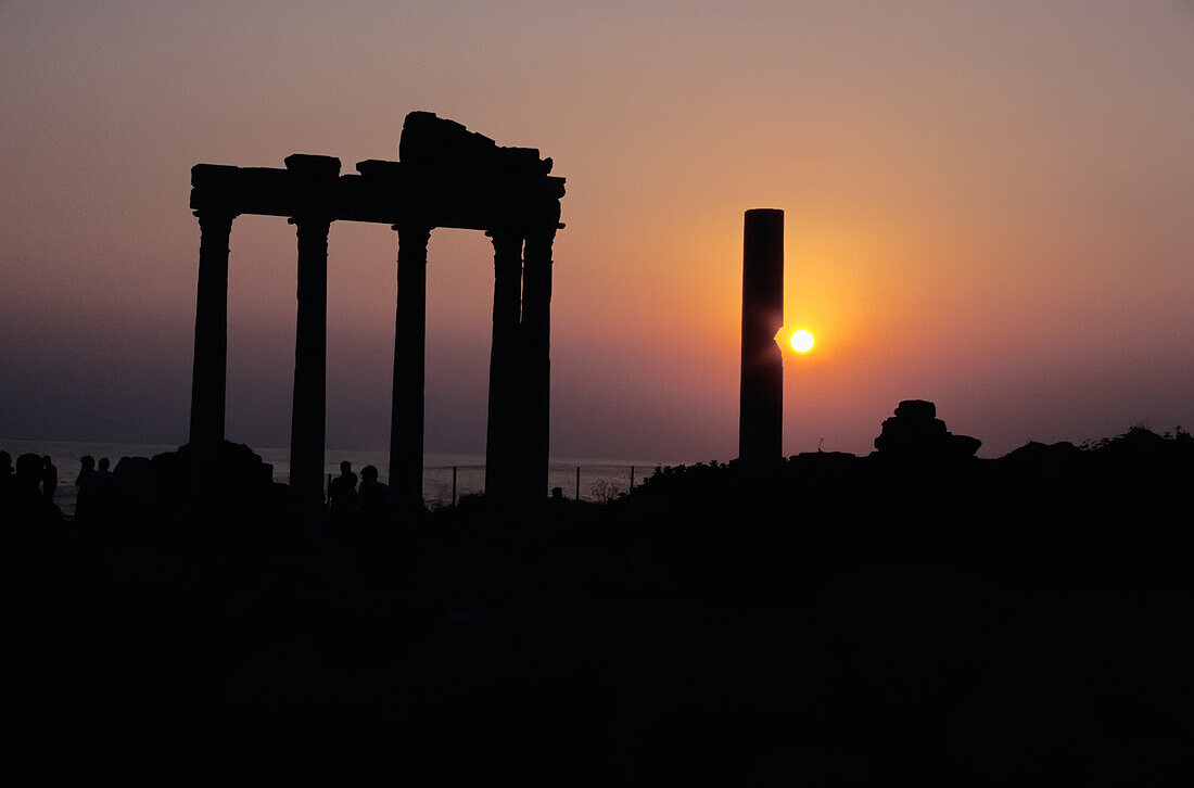 Säulenruinen bei Sonnenuntergang