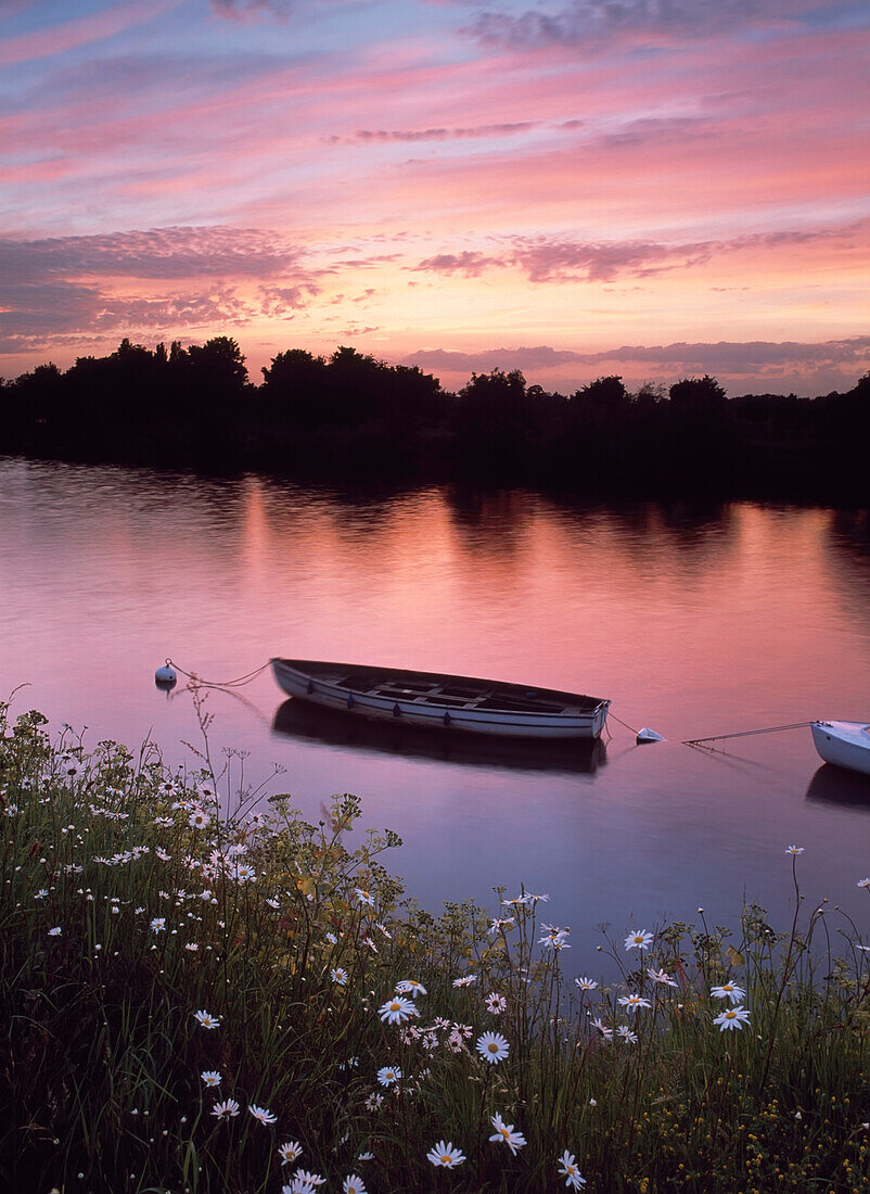 Boote auf Kanal bei Sonnenuntergang