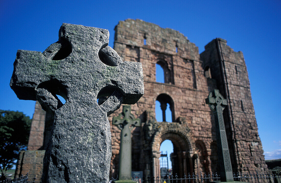 Detail eines Kreuzes in der Priorei von Lindisfarne