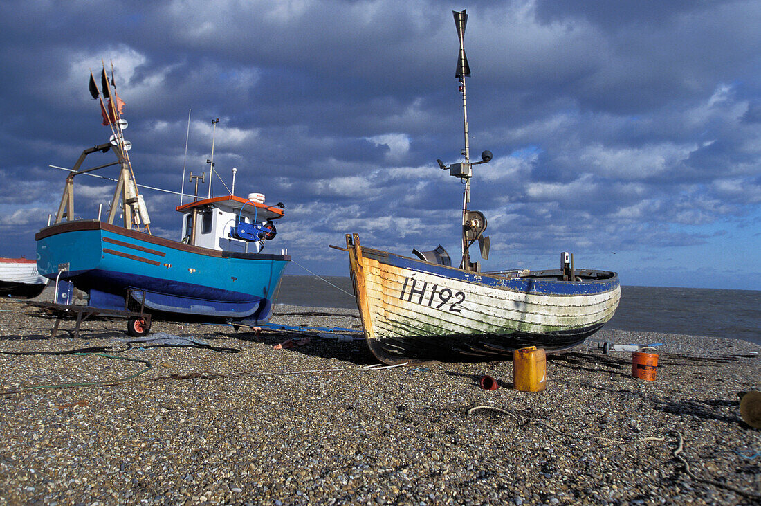 Alte Fischerboote am Strand