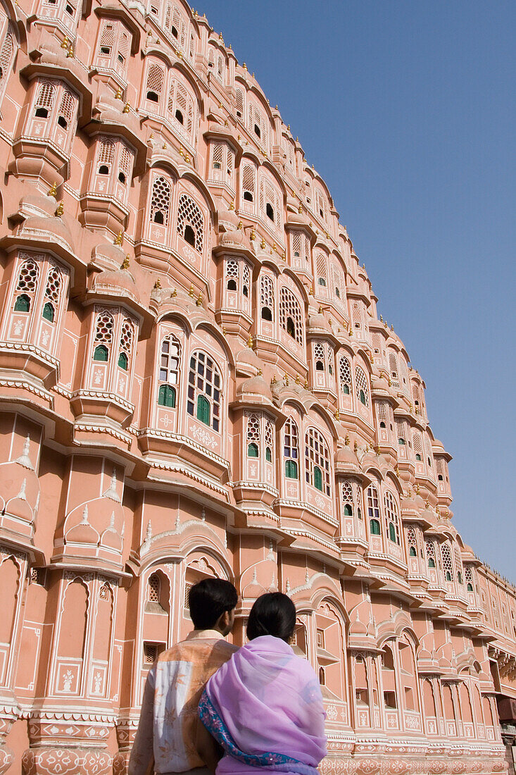 Am Stadtpalast Hawa Mahal, Jaipurs markantestes Wahrzeichen; Jaipur, Bundesstaat Rajasthan, Indien