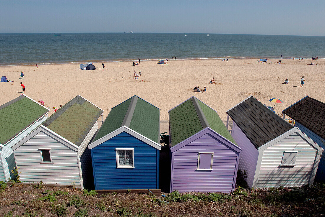 Traditionelle Strandhütten an der Strandpromenade von Southwold, Suffolk, Großbritannien