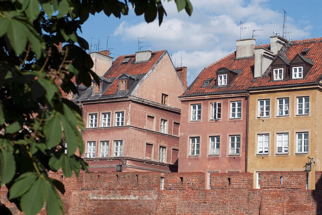 Nach dem Zweiten Weltkrieg wiederaufgebaute und heute zum UNESCO-Weltkulturerbe gehörende Bürgerhäuser im Stil der Spätrenaissance hinter der Verteidigungsmauer der Altstadt, Warschau, Polen