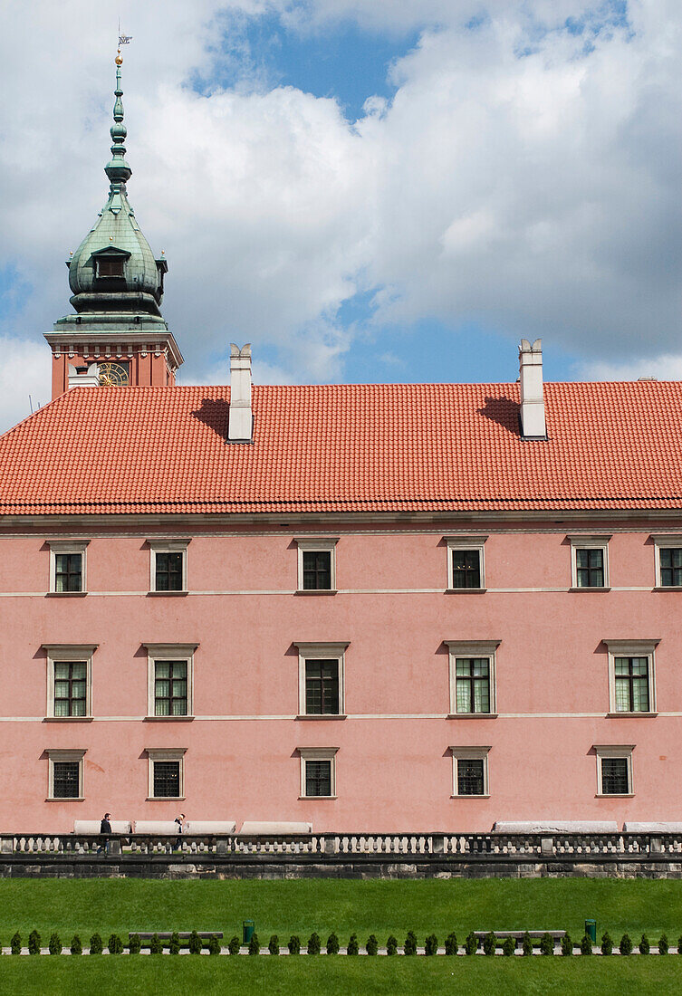 Ursprünglich im 13. Jahrhundert erbaut und nach der Zerstörung im Zweiten Weltkrieg wieder aufgebaut: das Königliche Schloss (Zamek Krolewski), Altstadtviertel, Warschau, Polen