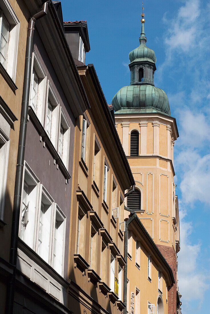 Der Glockenturm der St.-Martin-Kirche in der Piwna-Straße, Bezirk Altstadt, Polen