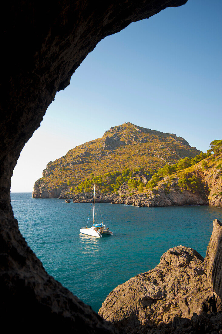 Blick auf das Meer aus einem Loch in einem Felsen; Sa Calobra, Mallorca, Balearen, Spanien