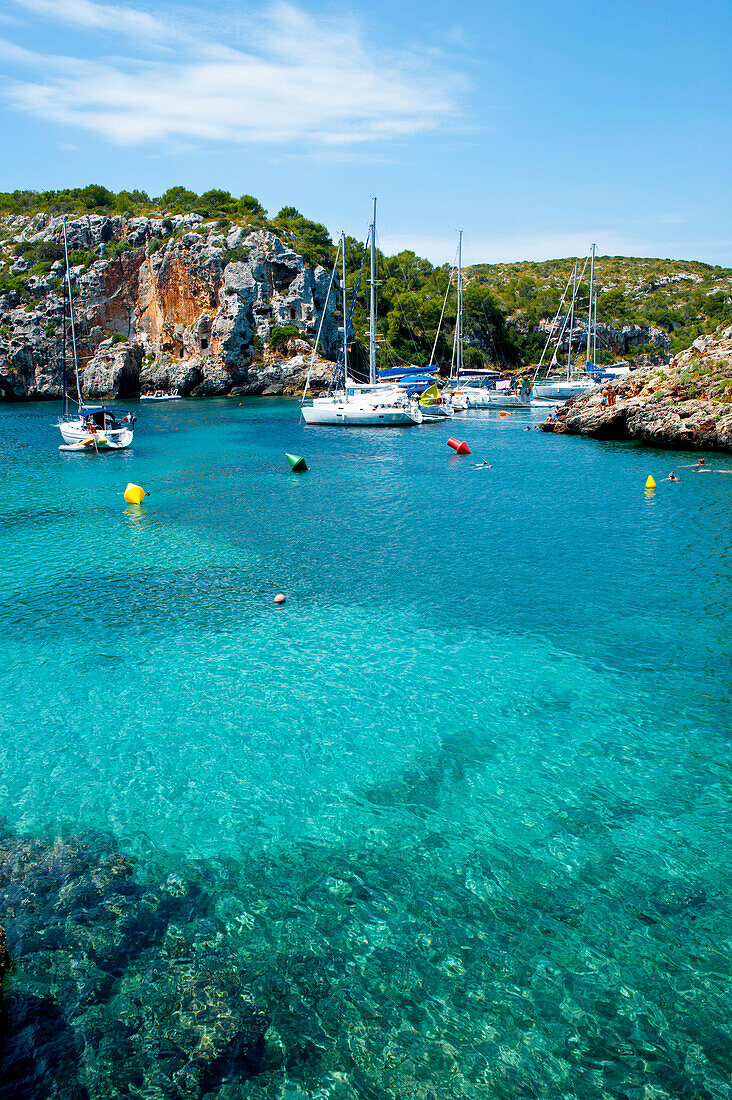 Boote in Cales Buchten, Menorca, Balearen, Spanien