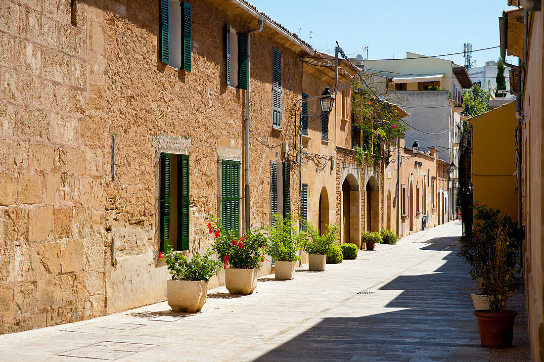 Häuser in einer Straße von Alcudia, Mallorca, Balearen, Spanien