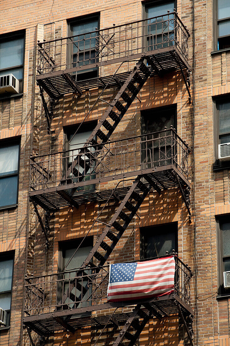 Amerikanische Flagge vor einem Apartmenthaus in Chelsea, Manhattan, New York, USA