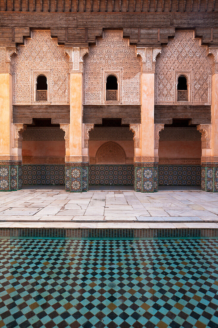 Marokko, Schwimmbad im Innenhof der Ben Youssef Medersa; Marrakesch