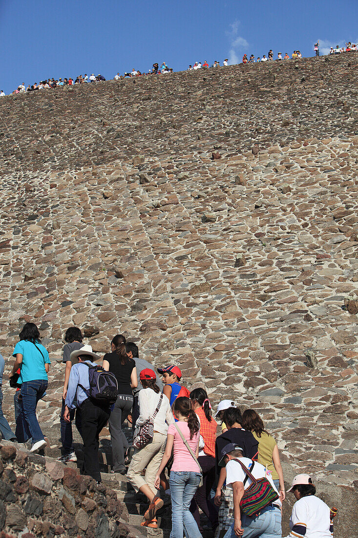 Mexiko, Touristen besteigen die Sonnenpyramide; Ausgrabungsstätte Teotihuacan