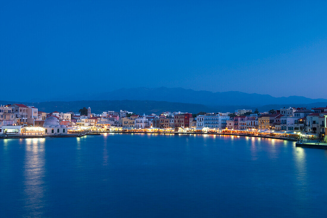 Griechenland, Kreta, Chania; Chania / Chania, Hafenfront in der Abenddämmerung