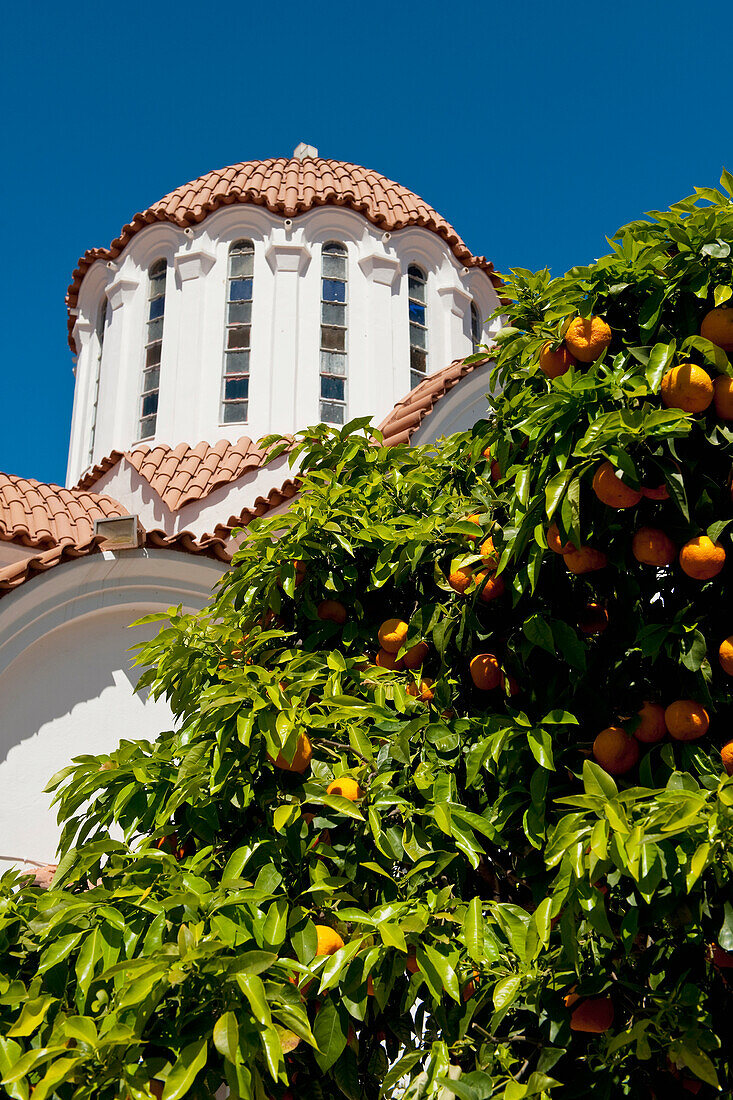 Griechenland, Kreta, Kirche im Zentrum des Dorfes mit Orangenbaum; Fodele