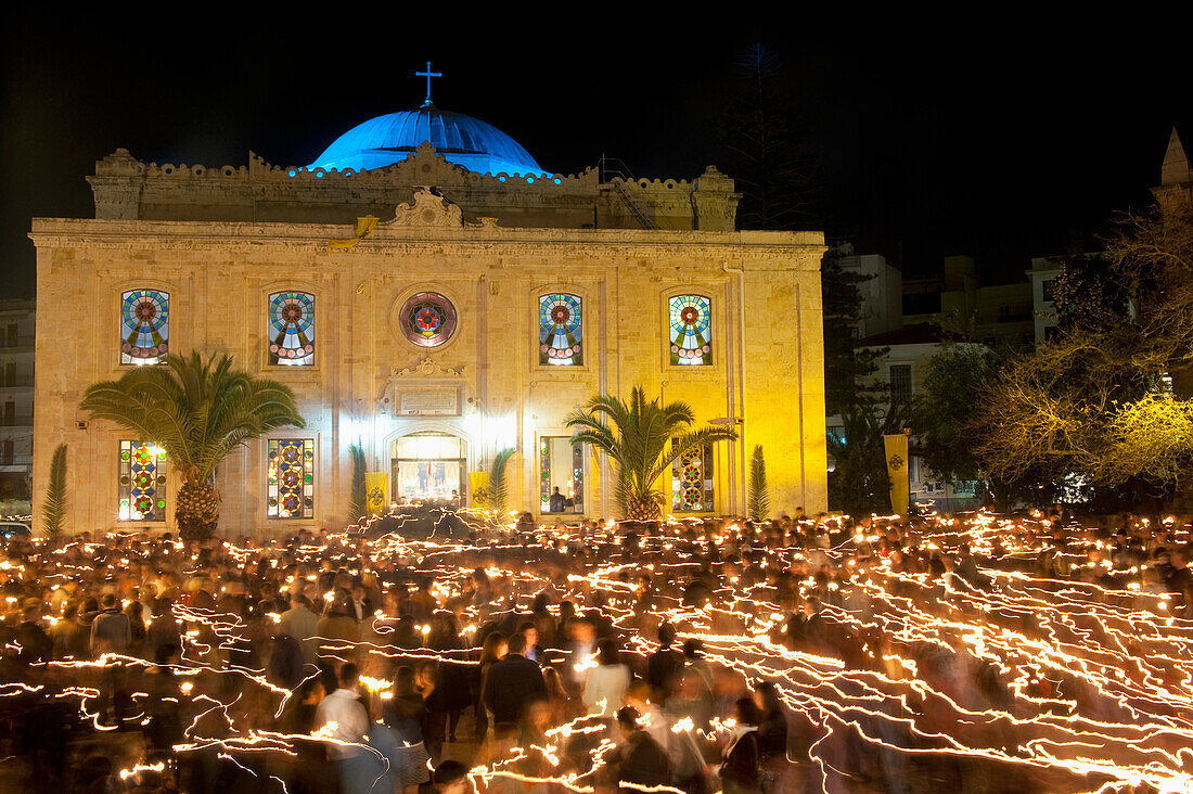 Griechenland, Kreta, Ostermorgen vor der Aigos Titos Kirche; Heraklion / Iraklio, Menschen mit brennenden Kerzen