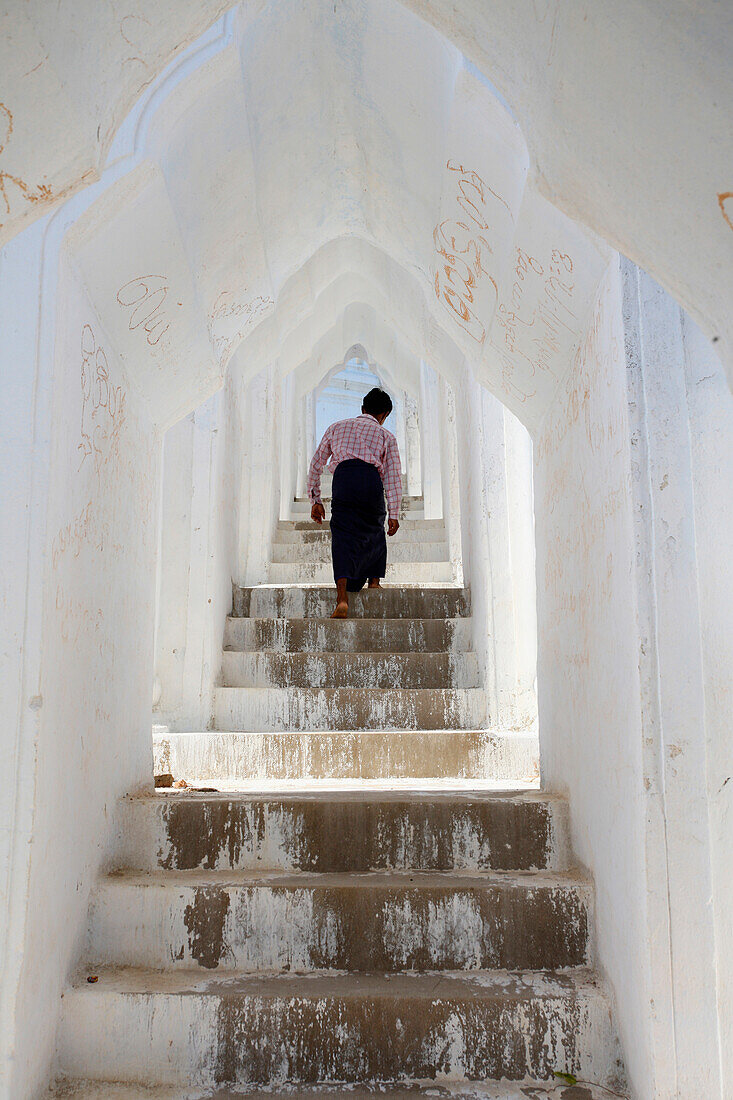 Myanmar, Oberburma, Mann geht eine Bogentreppe hinauf; Mingun