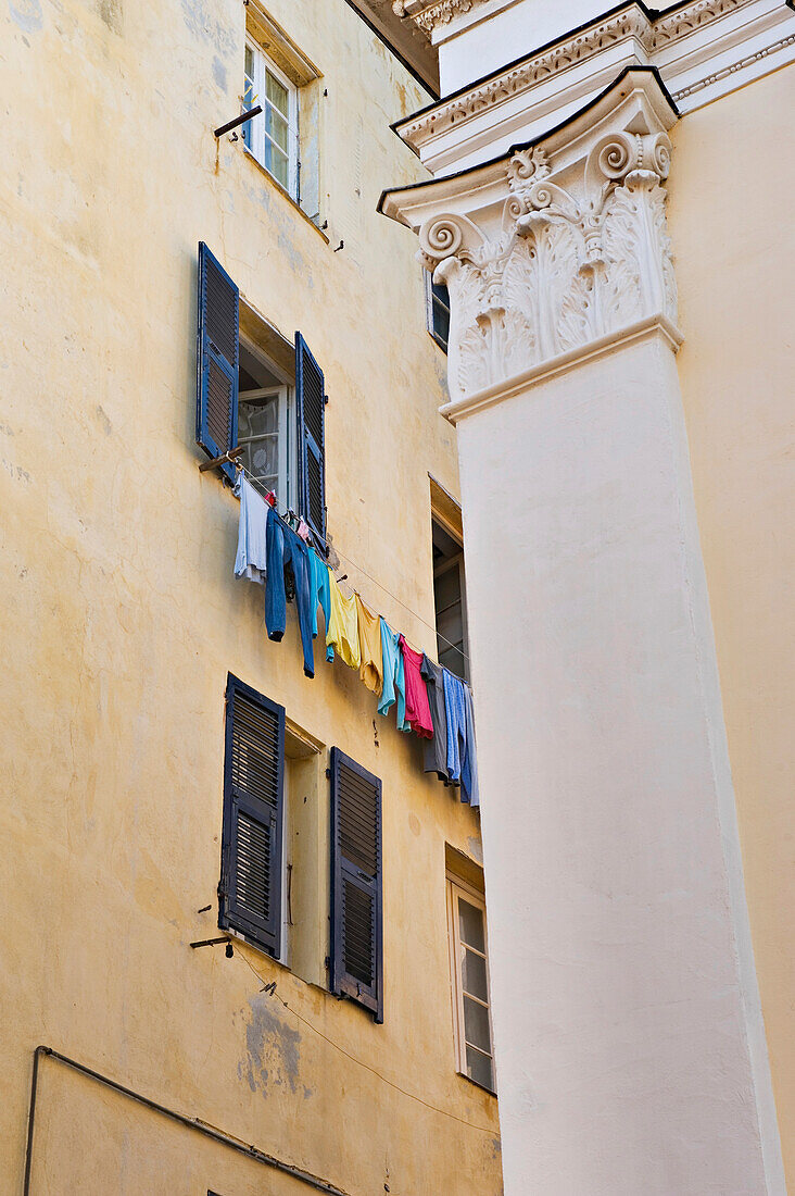 Eine Wäscheleine voller bunter Kleider im Terra Nova Viertel von Bastia. Korsika. Frankreich.