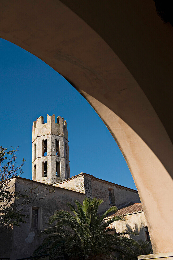 Kirche St. Dominique im Stadtteil Bosco. Ein seltenes Beispiel der korsischen Gotik. Bonifacio. Korsika. Frankreich