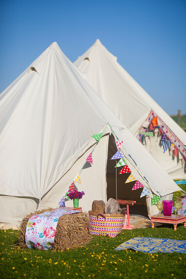 Bell-Zelt-Camping auf der Grittenham Farm, Tillington, Großbritannien, 24. Mai 2010. Foto