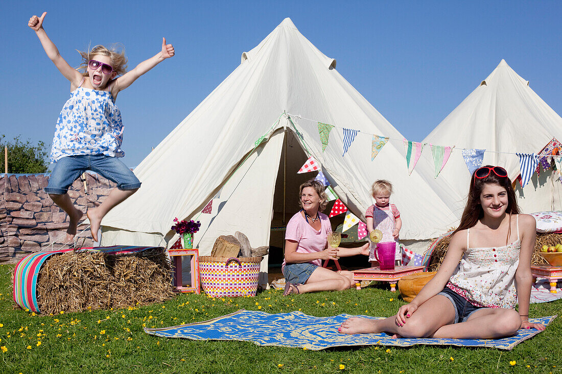 Glockenzelt Camping auf der Grittenham Farm, Tillington, Großbritannien, 24. Mai 2010.