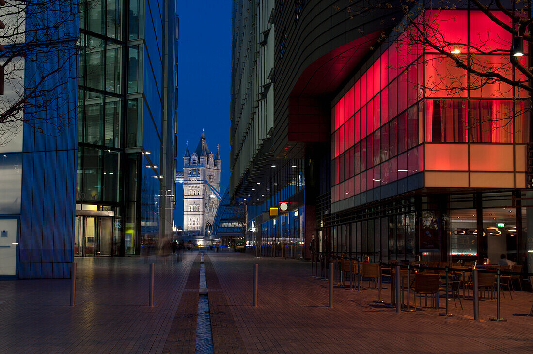 Tower Bridge und More Place in der Abenddämmerung; London, England