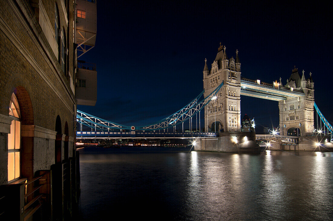 Tower Bridge und Schatten der Themse bei Nacht; London, England