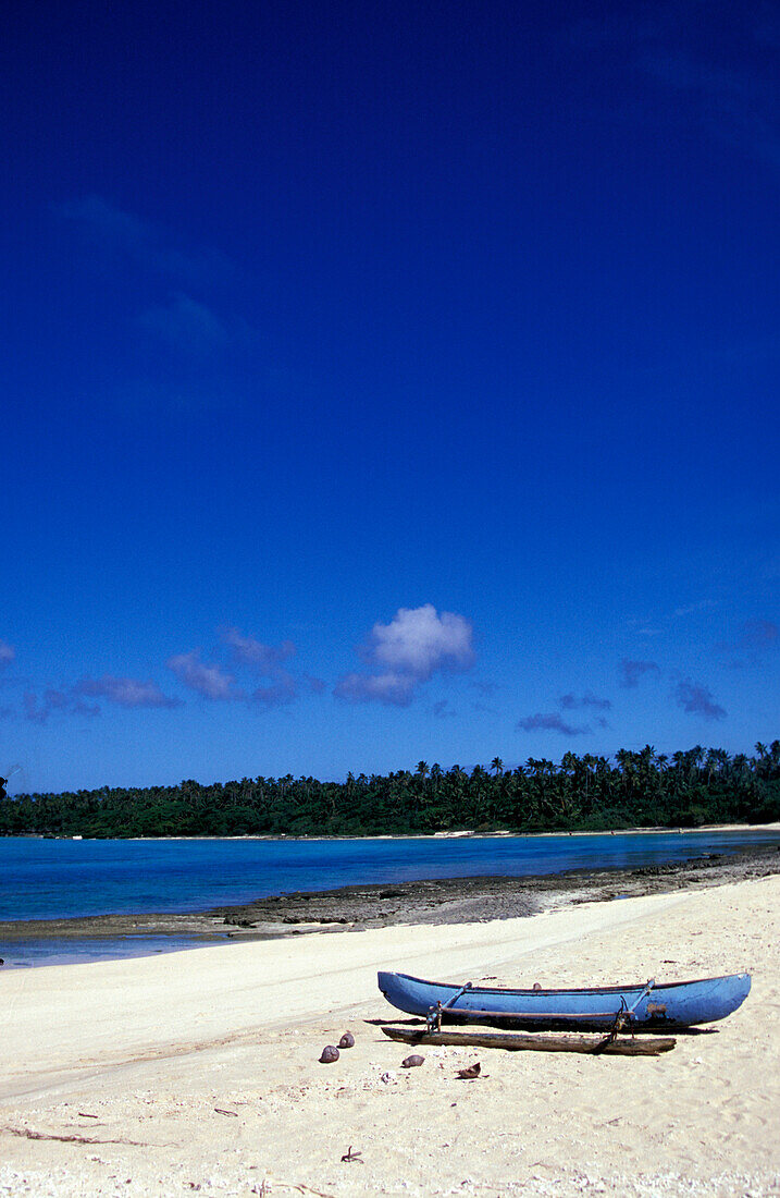 Königreich Tonga, Ha'apai, Traditionelles Auslegerkanu am Ufer einer Lagune; Insel Foa