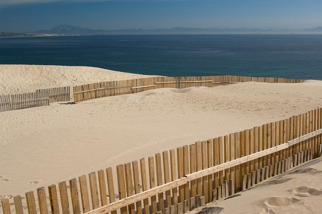 Zaun schneidet durch Sand am Strand; Zahara De Los Atunes, Costa De La Luz, Spanien