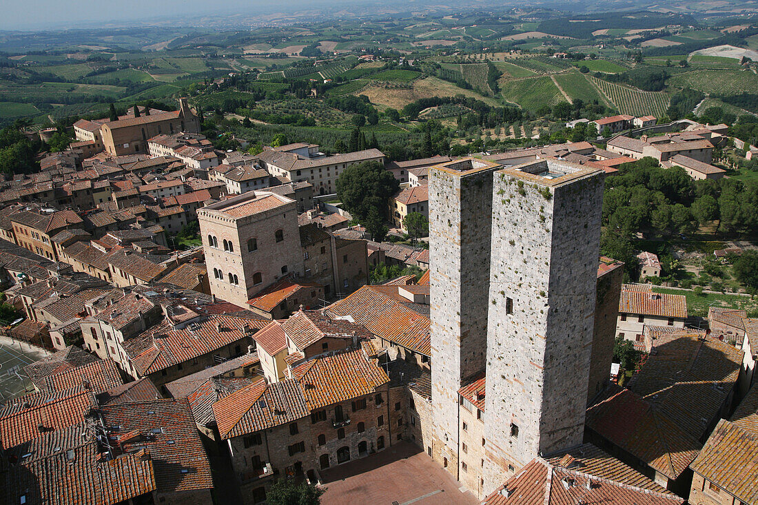 Zwei Türme im Zentrum von San Gimignano, einer berühmten mittelalterlichen Stadt auf einem Hügel; San Gimignano, Toskana, Italien