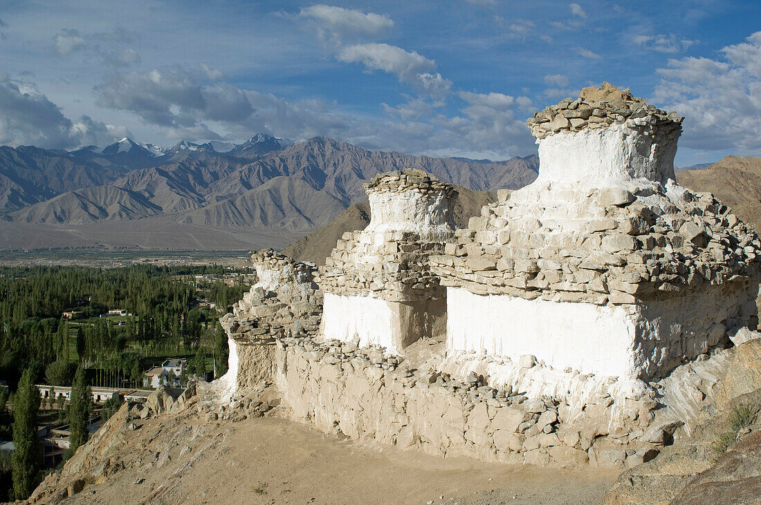 Chortens auf einem Hügel mit Blick auf das Indus-Tal und Leh. Leh war die Hauptstadt des Himalaya-Königreichs Ladakh, das heute zum Distrikt Leh im indischen Bundesstaat Jammu und Kaschmir gehört. Leh liegt auf einer Höhe von 3.500 Metern (11.483 ft).