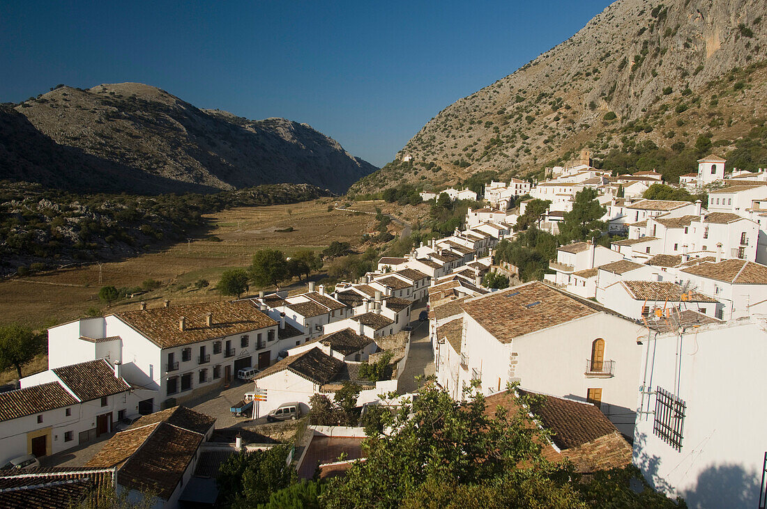 Weiß getünchtes Dorf in den Bergen; Parque Natural De La Sierra, Villaluenga Del Rosario, Spanien